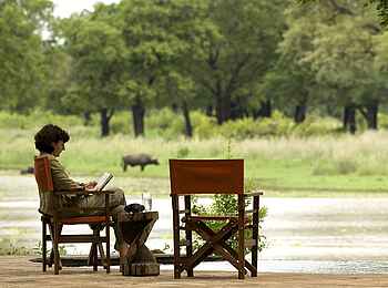 Luangwa Safari House: Nachmittagslektüre Luangwa Safari House: Nachmittagslektüre
