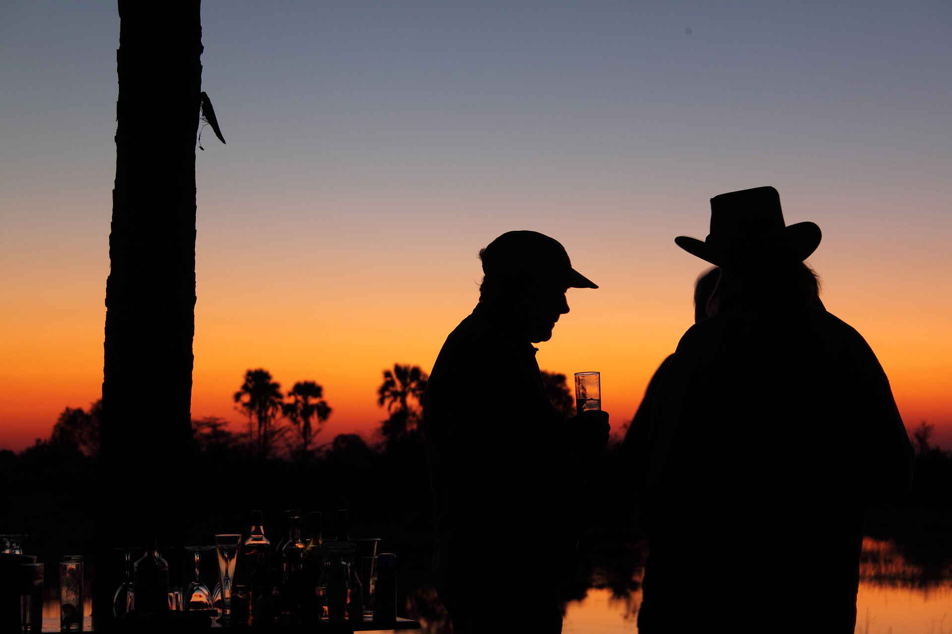 Africa, African Horseback Safaris, Afrika, Afrikanische Wildhunde, afrikarma, Binnendelta, Birding, Boma, Bootsfahrten, Botsuana, Botswana, Braunkehlreiher, Buchen, Buchung, ecological monitoring, Eco-Safari, Einbaum-Boote, environmental monitoring, Fischadler, Flusspferde, Horseback Riding, Information, Informationen, Flusspferd, Krokodil, Nilkrokodil, Nilpferd, Macatoo Camp, Afrikanischer Wildhund, Breitmaulnashorn, Mokoros, Nashorn, Pool, Reiten, Reit-Safari, Swimmingpool, Nachhaltigkeit, Nachtpirschfahrten, Okavango, Okavango Delta, Okavango Panhandle, Okavango River, Okavangobecken, Okavangodelta, Ökologisch, Pferde, Pirschfahrten, Ranwanalenaus, Reise, Reiseveranstalter, Reitsafari, Safari, Umweltüberwachungen, Urlaub, Vogelbeobachtungen, Vollpension, Wasserböcke, www.afrikarma.de, Ngamiland East, Big Five, Büffel, Elefant, Leopard, Löwe, Spitzmaulnashorn, Abendstimmung, Ausstattung, Bar, central facilities, Einrichtung, Gäste, Hauptbereich, Hauptgebäude, main area, main building, Sonneuntergang, Zentrale Einrichtung