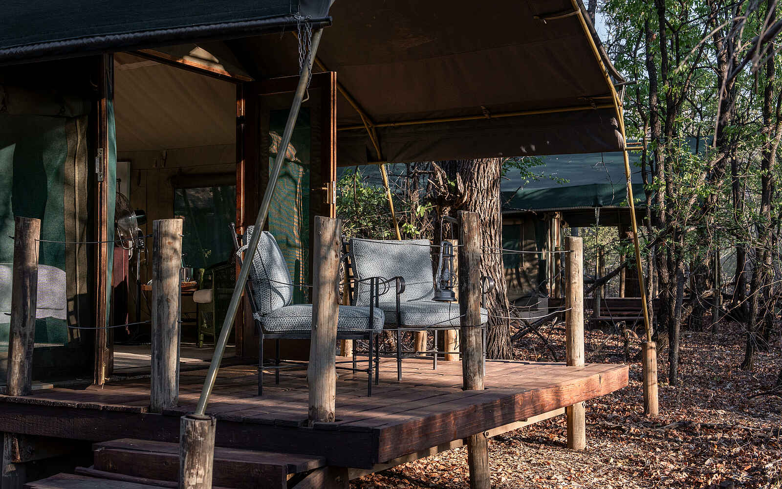 Mashatu Tent Camp: Veranda eines Gästezelts Mashatu Tent Camp: Veranda eines Gästezelts