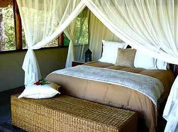 Nanzhila Plains Safari Camp: Doppelbett und Korbmöbel Nanzhila Plains Safari Camp: Doppelbett und Korbmöbel