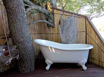 Nkasa Lupala Tented Lodge: Badewanne im Freiluftbad Nkasa Lupala Tented Lodge: Badewanne im Freiluftbad