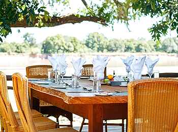 Shawa Luangwa Camp: Tisch auf der Terrasse Shawa Luangwa Camp: Tisch auf der Terrasse