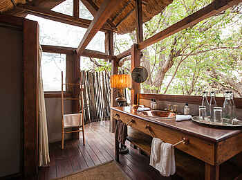Sindabezi Island Camp: Das Bad im Honeymoon Chalet