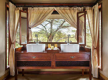 Tarangire Kuro Treetops Lodge: Bad mit Doppelwaschbecken Tarangire Kuro Treetops Lodge: Bad mit Doppelwaschbecken