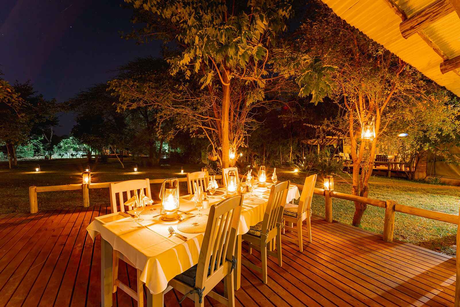 Tlouwana Camp: Dinner auf der Terrasse Tlouwana Camp: Dinner auf der Terrasse