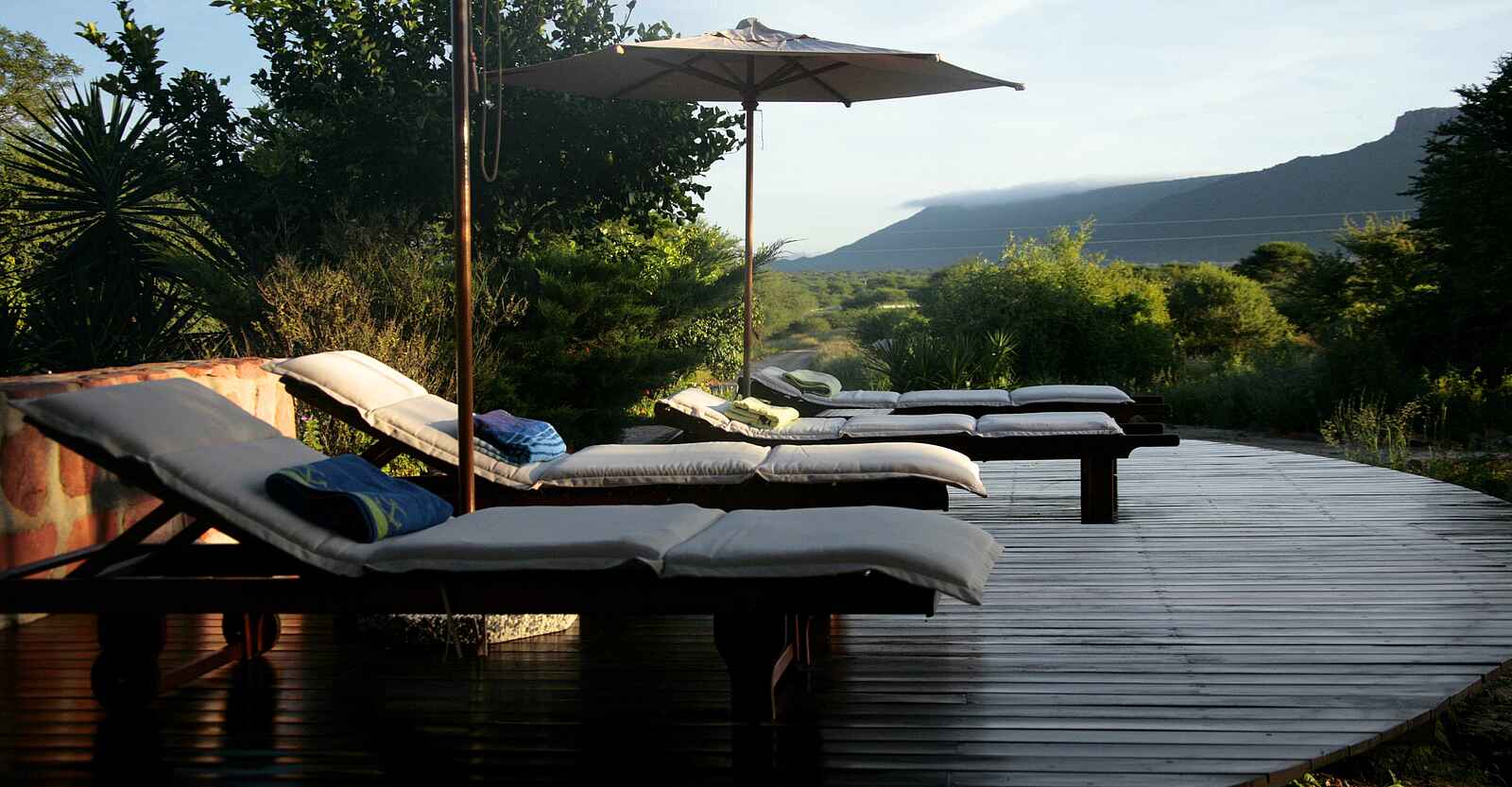 Waterberg Guest Farm: Liegestühle und Sonnenschirme Waterberg Guest Farm: Liegestühle und Sonnenschirme