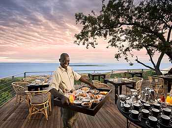 Bumi Hills Safari Lodge: Outdoor Breakfast Bumi Hills Safari Lodge: Outdoor Breakfast