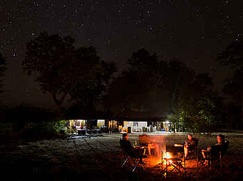 Hwange Bush Camp: Feuer vor dem Camp
