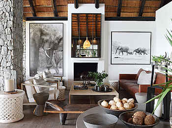 Londolozi Private Granite Suites: Stilvolle Lounge