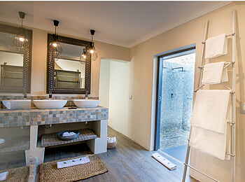 Simbavati River Lodge: Waschbecken mit Spiegeln