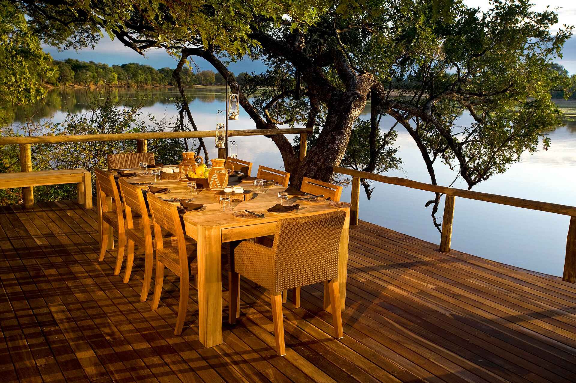 Chindeni Bushcamp: Lunch auf dem Deck Bushcamp Company, Chindeni Bushcamp, Game Drive, Lagune, Luangwa River, Luangwa-Tal, South Luangwa National Park, Walking Safari, Deck, Esstisch, afrikarma, afrikarma Safaris, afrikarma.de, Andy Hogg, Paul Allen