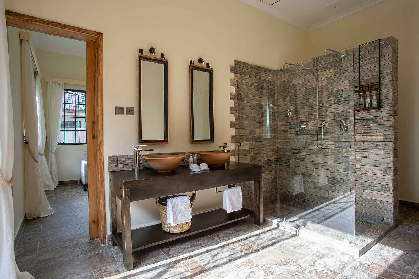 Hamerkop House by Lemala: Badezimmer Hamerkop House by Lemala: Badezimmer