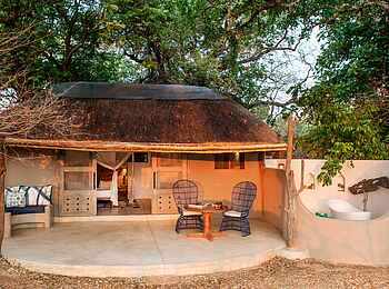 Kaingo Camp: Außenansicht des Standard Chalets