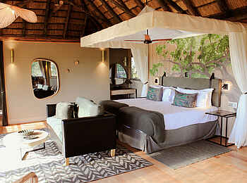 Kanana-Nyana-Camp: Safari Suite Bett