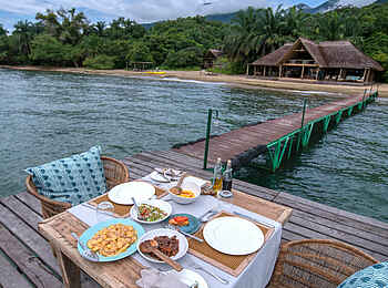 Mbali Mbali Mahale Lodge: Frühstück auf dem Steg