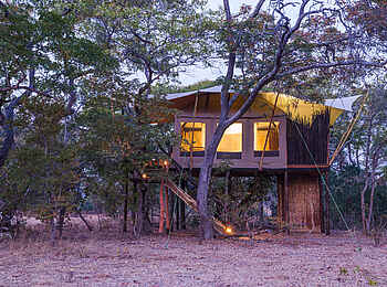 Mukambi Fig Tree Bush Camp: Die Treppen zu den Gästezelten werden bei Dämmerung mit kleinen Lichtern versehen