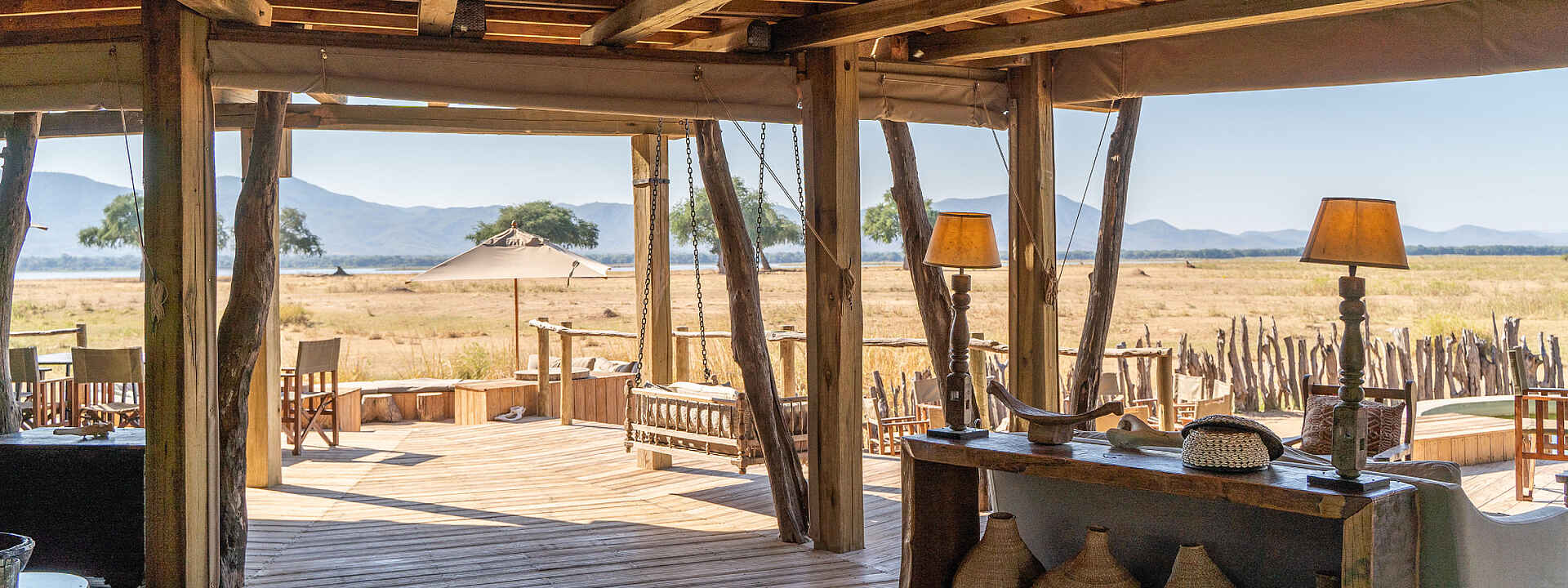 Die großzügig gestaltete Lounge des Nyamatusi Mahogany Camps