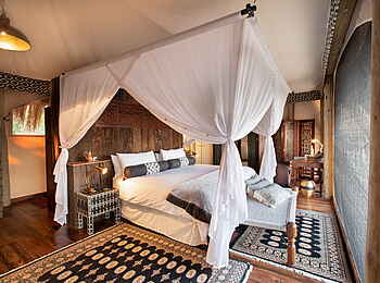 Selinda Suite: Doppelbett, Teppiche und Moskitonetz
