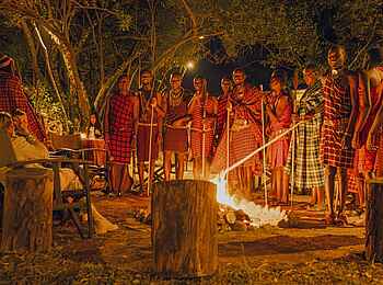 Soroi Mara Bush Camp: Massai bei traditioneller Darbietung am Lagerfeuer