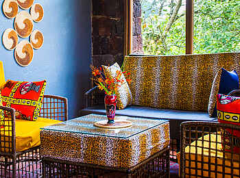 Ichumbi Gorilla Lodge: Sitzgruppe in der Lounge