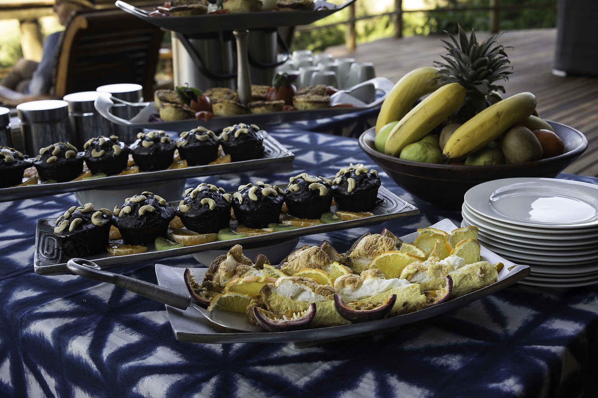 Kwetsani Camp: Hightea Snacks Afrikarma, Afrikarma Safaris, Afrikarma Safaris - Wildnis. Hautnah., Afrikarma.de, Kwetsani Camp, Ananas, Bananen, Birnen, Kuchenteller, Obstplatte, Teller, Tischdecke