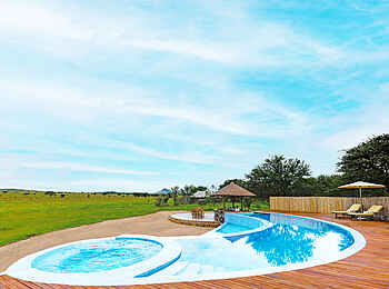 One Nature Nyaruswiga: Pool auf zwei Ebenen mit Jacuzzi