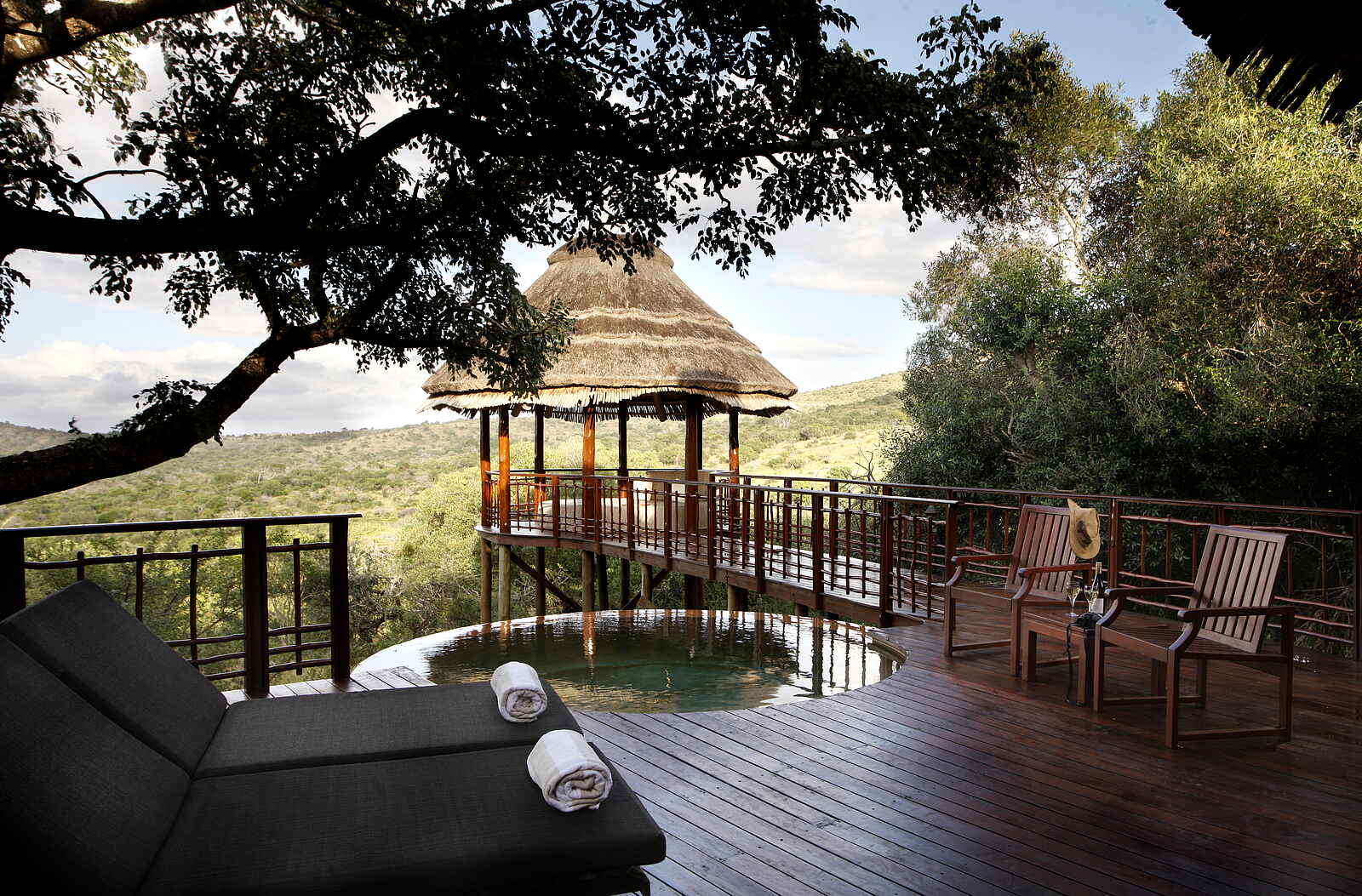 Thanda Safari Lodge: Hölzernes Deck mit Aussichtsplattform Thanda Safari Lodge: Hölzernes Deck mit Aussichtsplattform