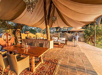 Time + Tide Chongwe Suites: Lounge und Esszimmer der Albida Suite