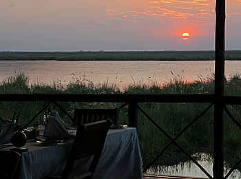 Camp Linyanti: Dinner bei Sonnenuntergang Camp Linyanti: Dinner bei Sonnenuntergang