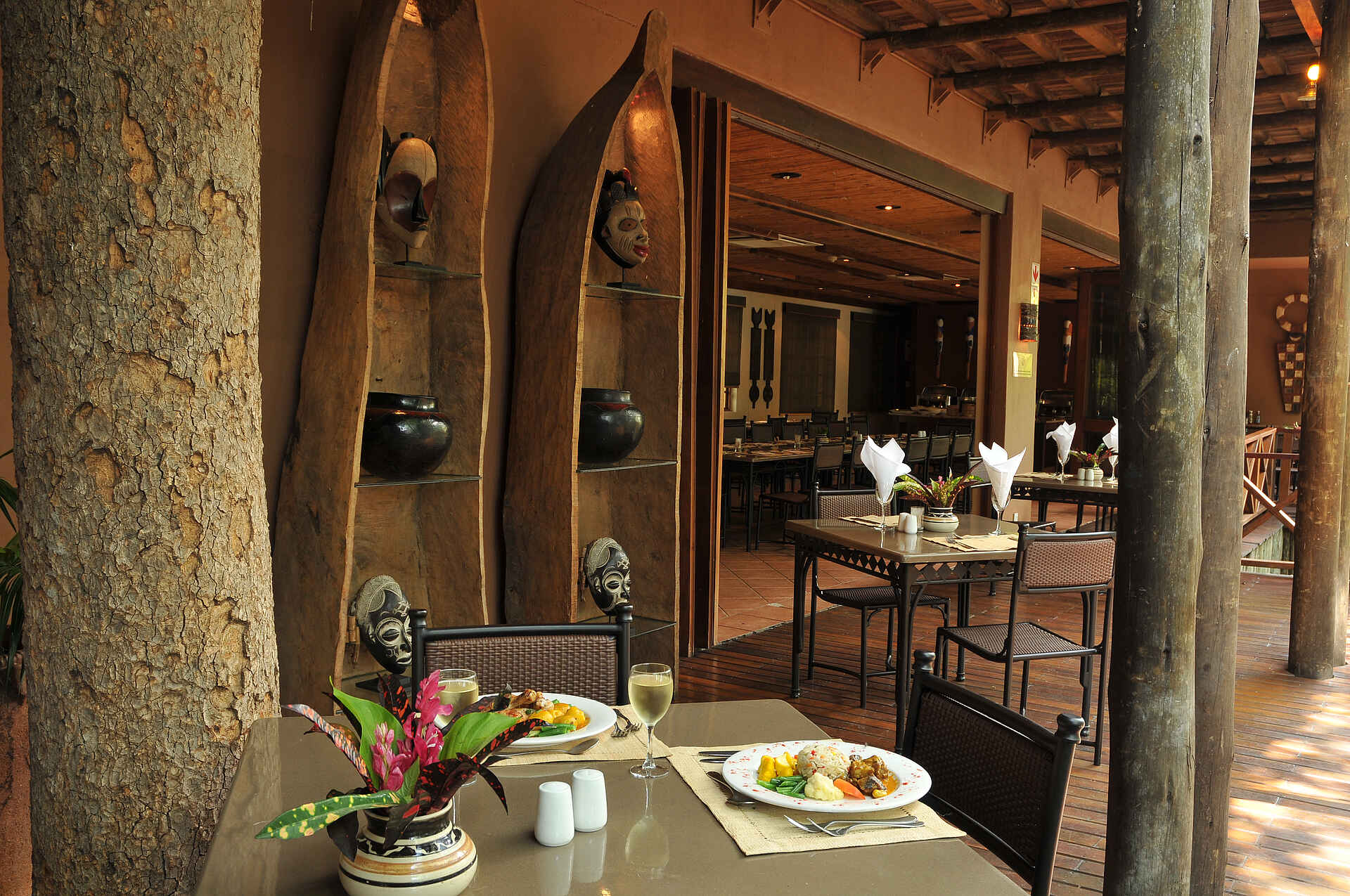 Chobe Marina Lodge: Tischlein deck dich africa, african hotels & adventures, african hotels and adventures, afrika, afrikarma, aha group, botsuana, botswana, chobe, chobe marina, Chobe Marina Lodge, chobe national park, chobe nationalpark, chobe river, kasane, kasane airport, kasane marina lodge, konferenz, konferenzräume, nationalpark, nordbotswana, nordostbotswana, northeastern botsuana, northern botsuana, pirschfahrten, reise, reisen, safari, southern africa, südliches afrika, urlaub, aktivitäten, essen, hauptgebäude, lunch, main area, main building, speisen, tisch, zentrale einrichtungen