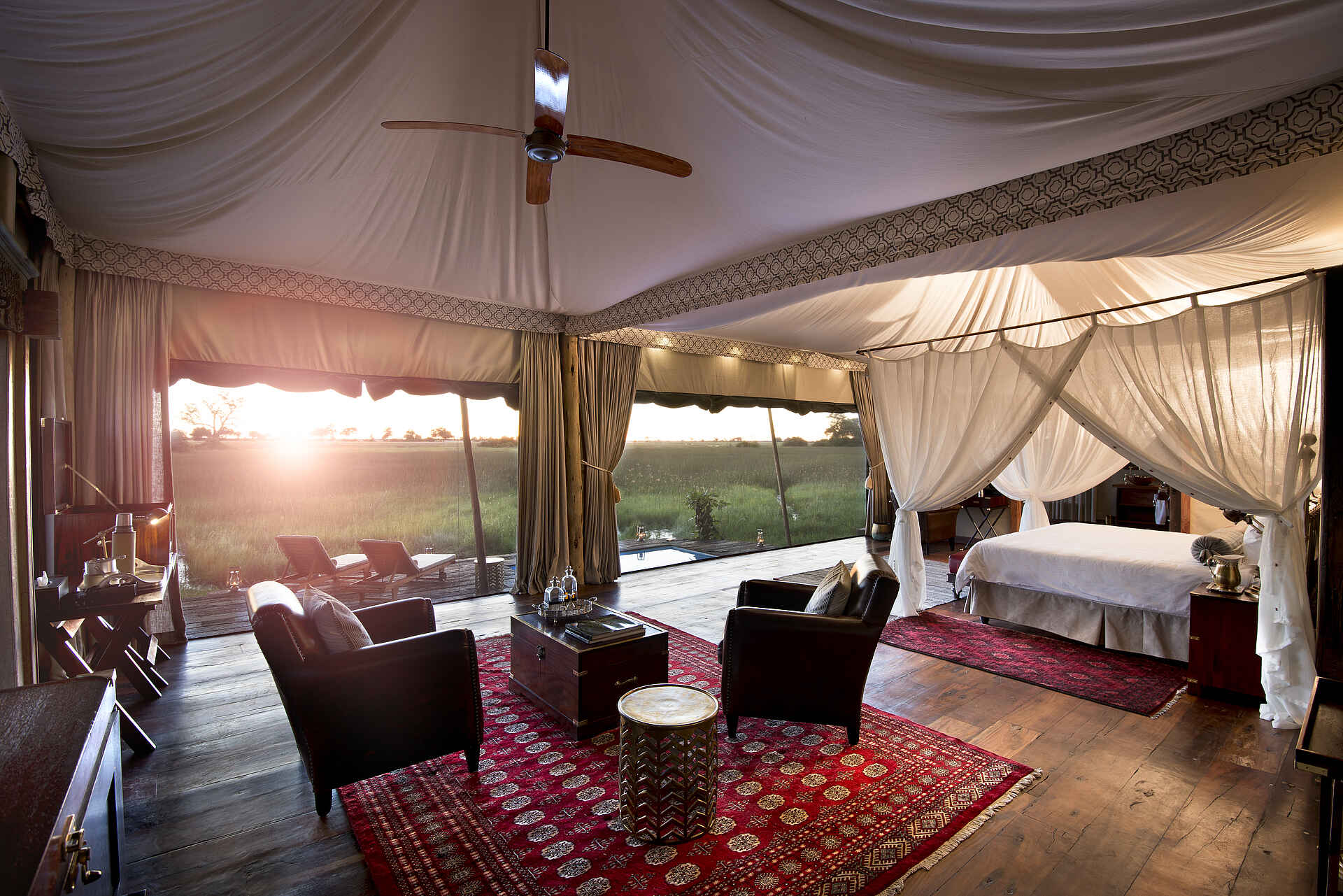 Duba Konzession, Duba Plains Suite, Great Plains Conservation, NG 23, Okavango-Delta, Duba Plains, Bett, Deck, Lounge, Moskitonetz, Sessel, Teppich, Afrikarma, Afrikarma Safaris, Afrikarma Safaris - Wildnis. Hautnah., Afrikarma.de
