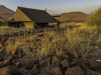 Etendeka Mountain Camp: Blick auf ein Zelt Etendeka Mountain Camp: Blick auf ein Zelt
