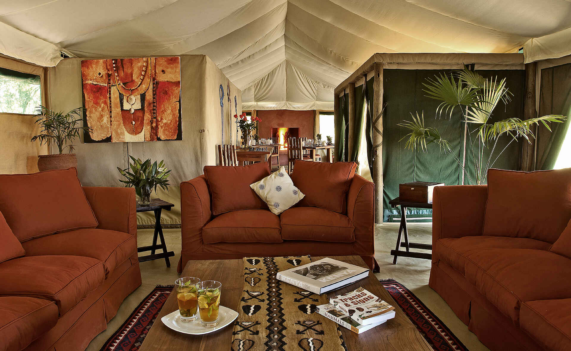 Kenia, Kicheche Camps, Kicheche Laikipia Camp, Laikipia-Plateau, Ol Pejeta Conservancy, Beistelltisch, Sofas, Speisebereich, Afrikarma, Afrikarma Safaris, Afrikarma Safaris – Wildnis. Hautnah., afrikarma.de