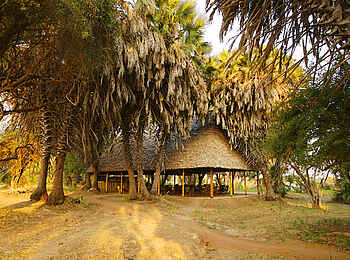 Lake Manze Camp: Das Hauptzelt Lake Manze Camp: Das Hauptzelt