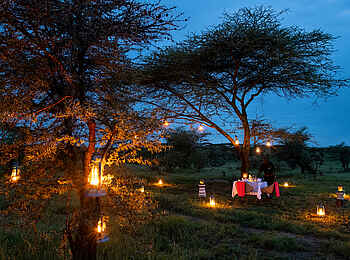Lemala Mpingo Ridge Lodge: Dinner im Busch Lemala Mpingo Ridge Lodge: Dinner im Busch