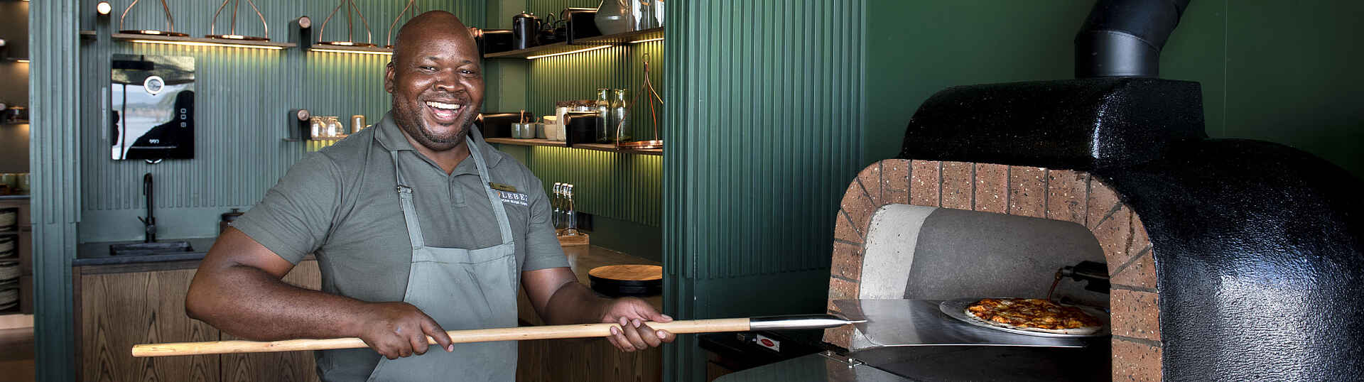 Frische Pizza aus dem Pizzaofen in der Lolebezi Lodge