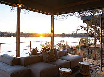 Victoria Falls River Lodge - Malachite Luxury Tented Suites: Die Lodge bei Sonnenuntergang Victoria Falls River Lodge - Malachite Luxury Tented Suites: Die Lodge bei Sonnenuntergang