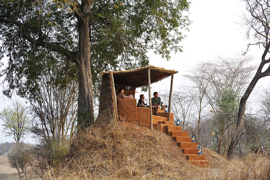Mwamba Bush Camp: Ausguck auf einem Termitenhügel Mwamba Bush Camp: Ausguck auf einem Termitenhügel