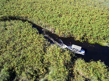 Nxabega Okavango Tented Camp: Luftaufnahme Boot