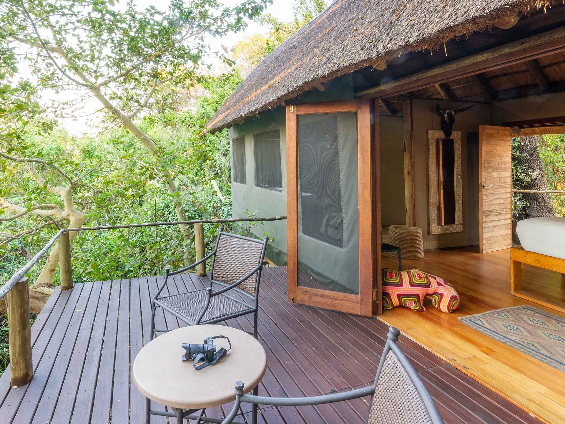 Nxamaseri Island Lodge: Veranda einer Gästeunterkunft