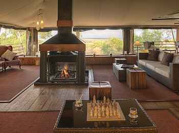 Serengeti Bushtops: Kamin in der Main Lounge