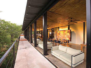 The Outpost: Gemütliche Sofas