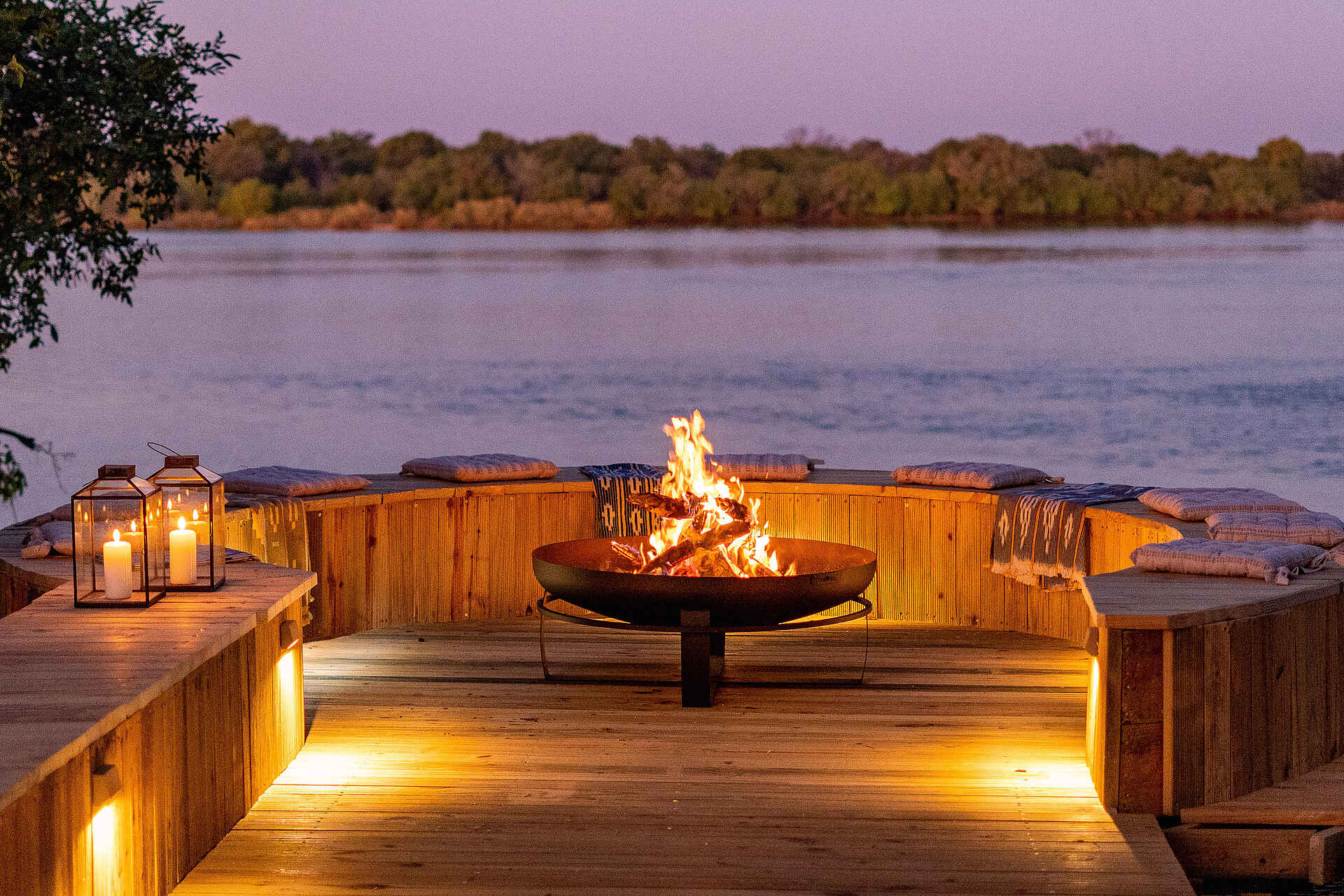 Victoria Falls Hippo Creek Villa: Eine Feuerstelle direkt am Ufer des Zambezis Victoria Falls Hippo Creek Villa: Eine Feuerstelle direkt am Ufer des Zambezis