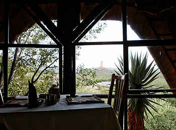 Vingerklip Lodge: Restaurant der Vingerklip Lodge mit Blick auf die Vingerklip