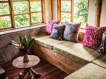 Volcanoes Bwindi Lodge: Kissen im Wohnbereich sorgen für Behaglichkeit