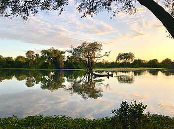 Ingwe Pan Camp: Kanu auf der Pfanne Ingwe Pan Camp: Kanu auf der Pfanne
