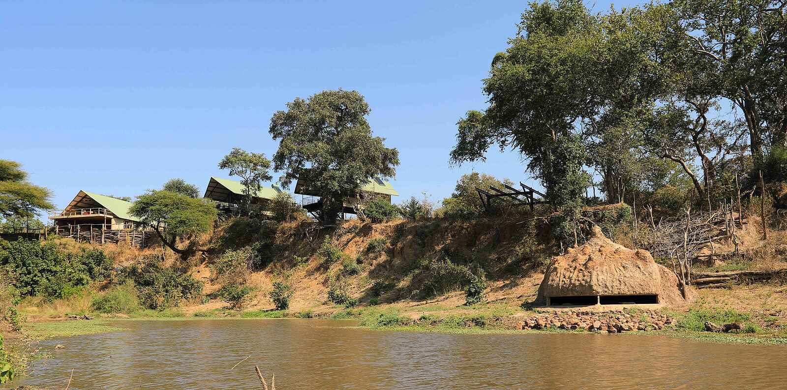 Kavinga Safari Camp: Blick auf Hide und Gästezelte Kavinga Safari Camp: Blick auf Hide und Gästezelte