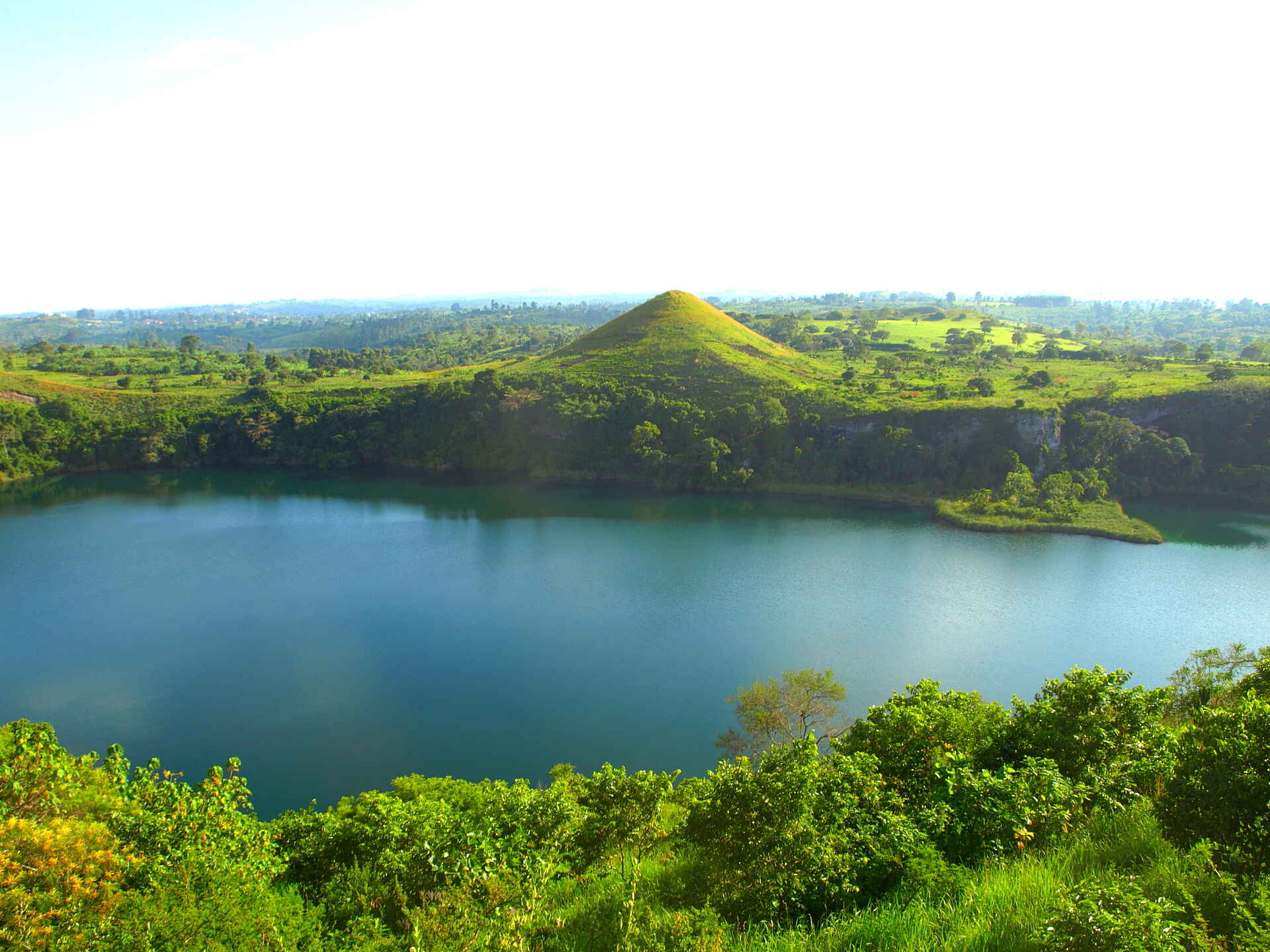 Chimpansee Tracking, Fort Portal, Kyaninga Lodge, Lake Kyaninga, Blick, Kratersee, Landschaft, Afrikarma, Afrikarma Safaris, Afrikarma Safaris. Wildnis. Hautnah., Afrikarma.de