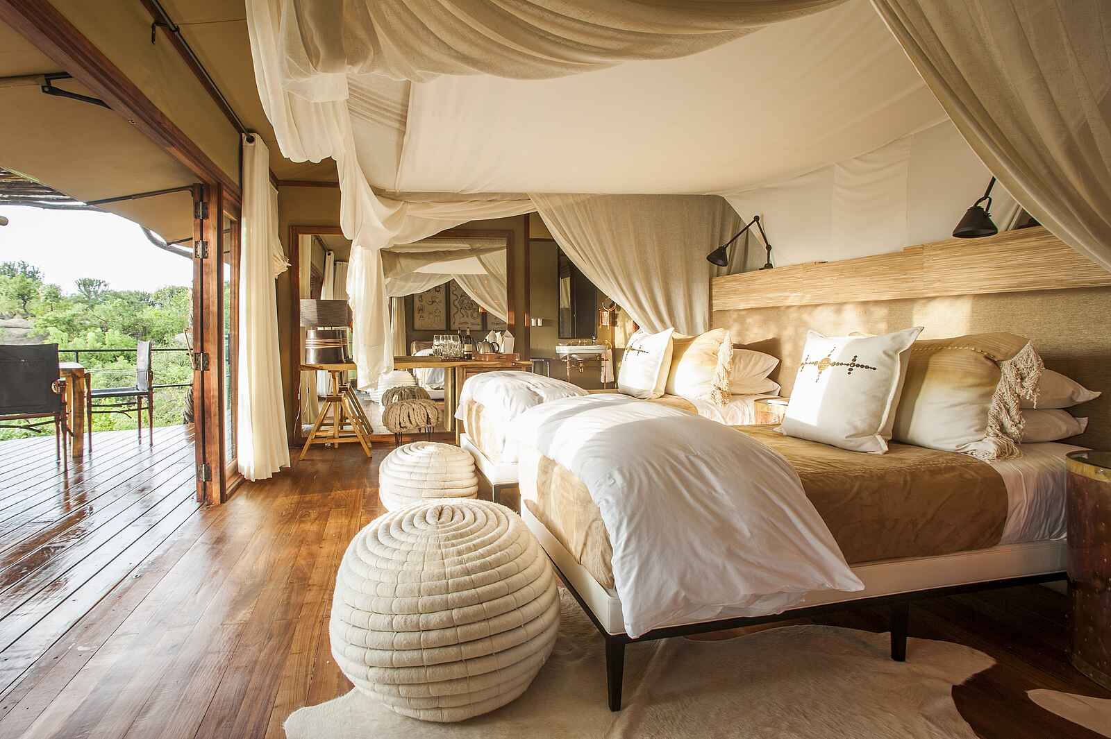 Legendary Mwiba Lodge: Doppelbett und Veranda Legendary Mwiba Lodge: Doppelbett und Veranda