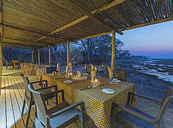 Linyanti Tented Camp: Gedeckter Tisch Linyanti Tented Camp: Gedeckter Tisch